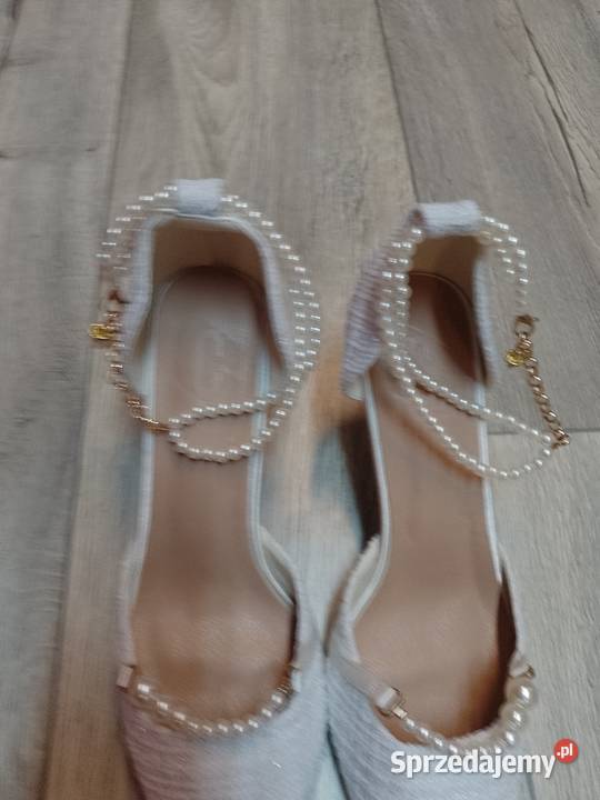 49 Białe bogato zdobione perłami czółenka 25.5cm Czółenka Kraków