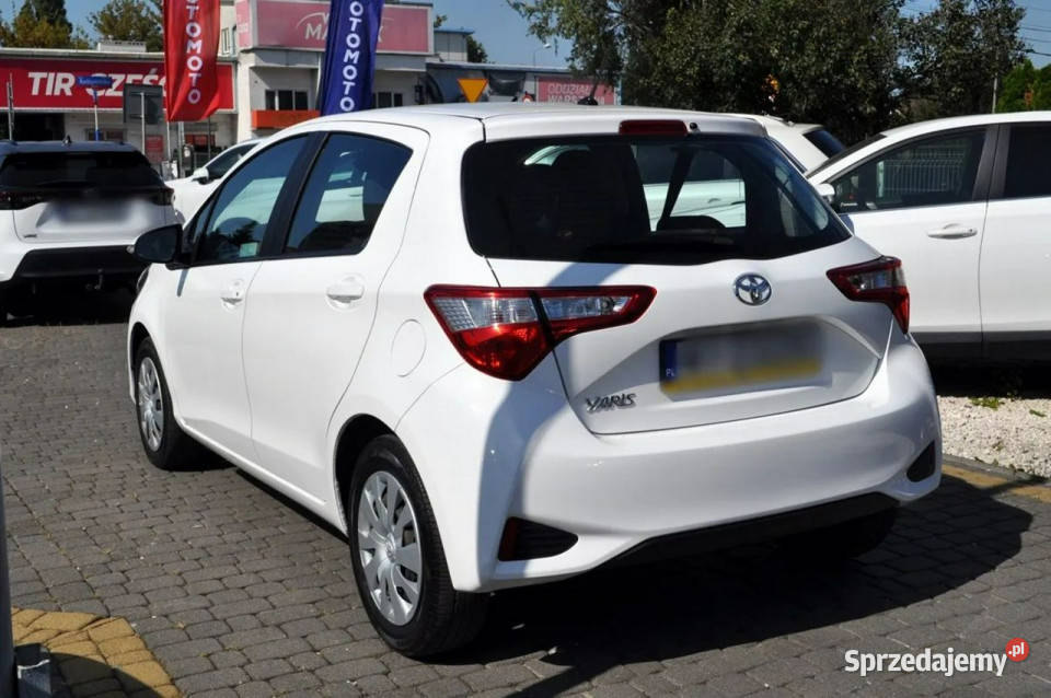 Toyota Yaris TOYOTA YARIS 15 111 Benzyna SALON sprzedam