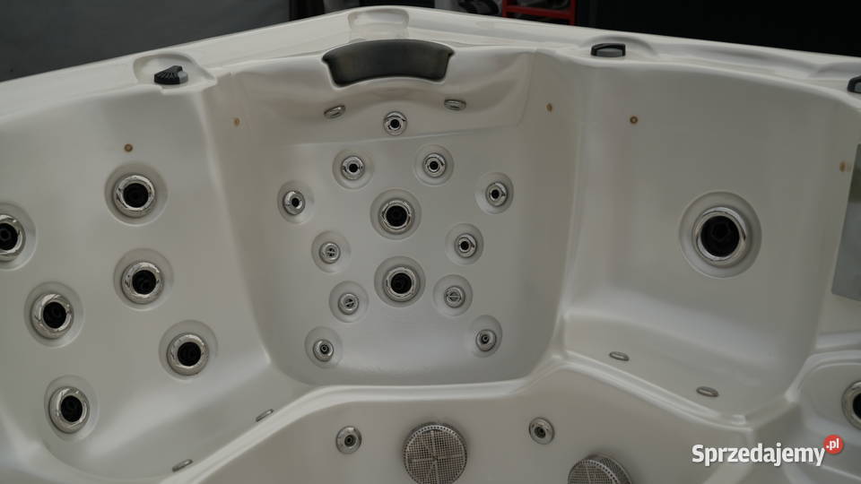 Używana wanna z hydromasażem jacuzzi Volition