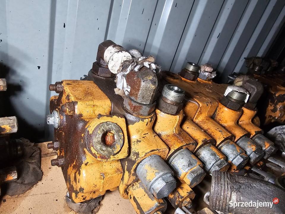 Rozdzielacz hydrauliczny koparki Case do modeli