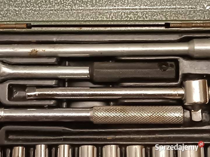Zestaw kluczy nasadowych w metalowym pudełku Rzeszów