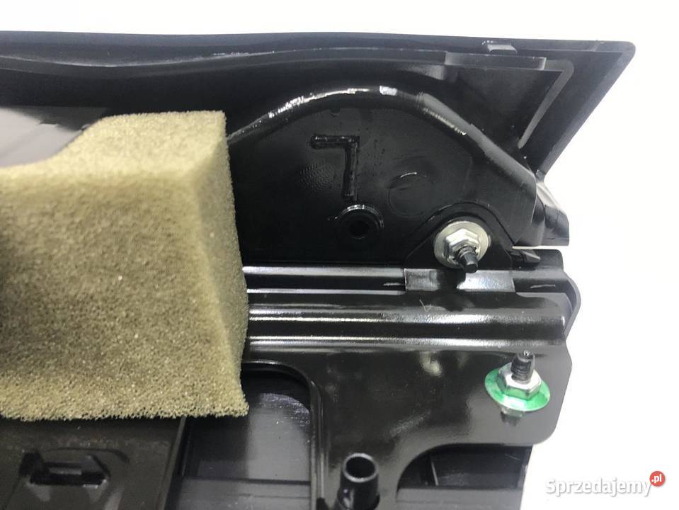 LISTWA BAGAŻNIKA LEWA MERCEDES W204 2048600124 Osłony i zaślepki