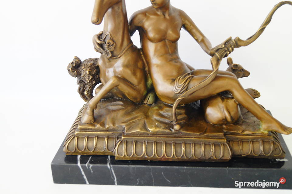 Diana z Jeleniem figura z brązu myśliwska Gizałki