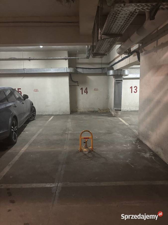 Duże miejsce parkingowe w garażu podziemnym w budynku Wynajem