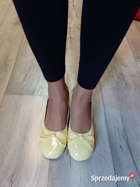 41 Żółte czółenka wieczorowe z odkrytą piętą na Kraków