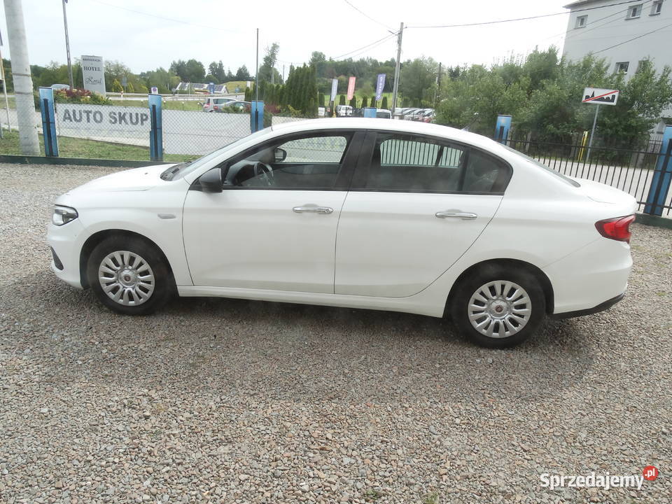 Fiat Tipo wypożyczalnia wynajem samochodu małopolskie Przebieczany