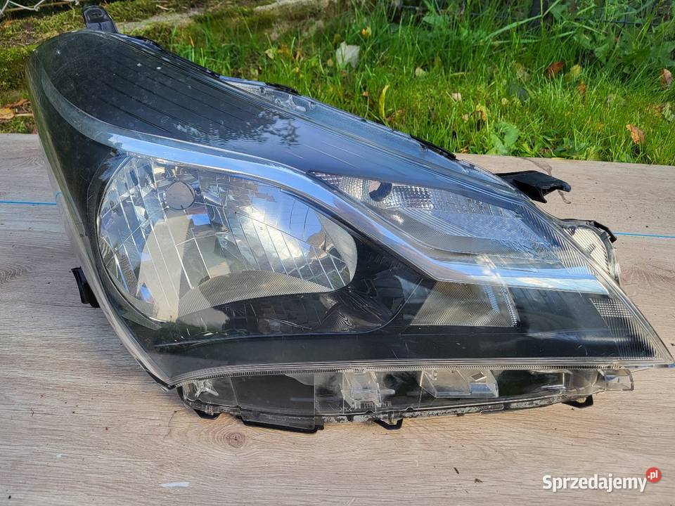 Toyota Yaris III Lampa przód prawa WYSYŁKA Pobiedziska