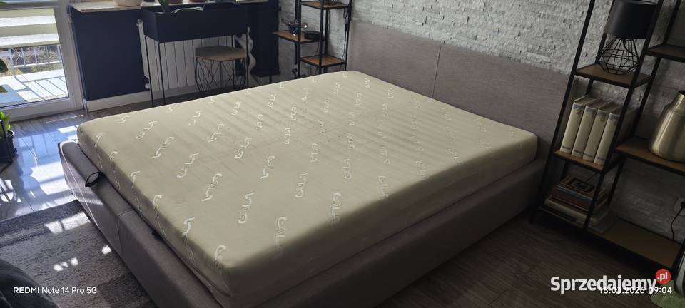 Duże łóżko z grubym materacem