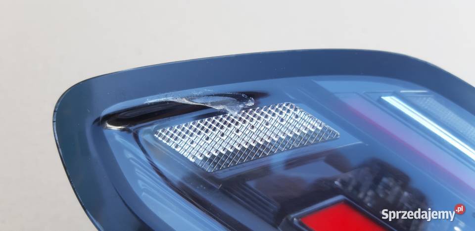 VW ARTEON LIFT LAMPA PRAWY TYŁ W KLAPĘ PRAWA Bieleń