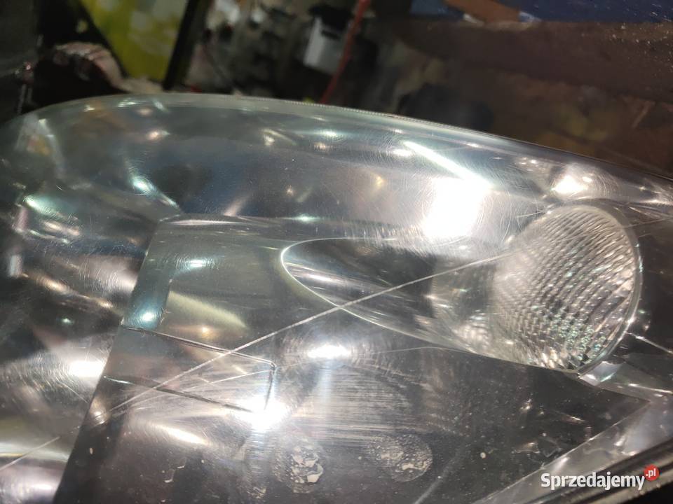 lewa lampa na części pęknięta obudową z Toyota lubelskie Terebiń