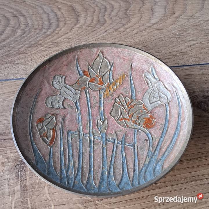 Dekoracyjna patera mosiężna z motywem kwiatowym Domaszczyn