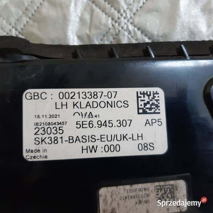 Skoda OCTAVIA 4 Sedan Tylna klapa 5E6945307 Lampki tablicy rejestracyjnej zachodniopomorskie