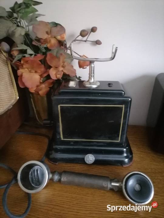 Stary telefon na korbke z lat 30 tych