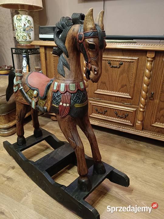 Stary duży rzeźbiony koń na biegunach Lipno