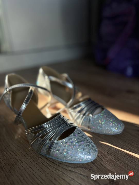 Buty szpilki srebrne Czółenka świętokrzyskie Nowy Dziebałtów