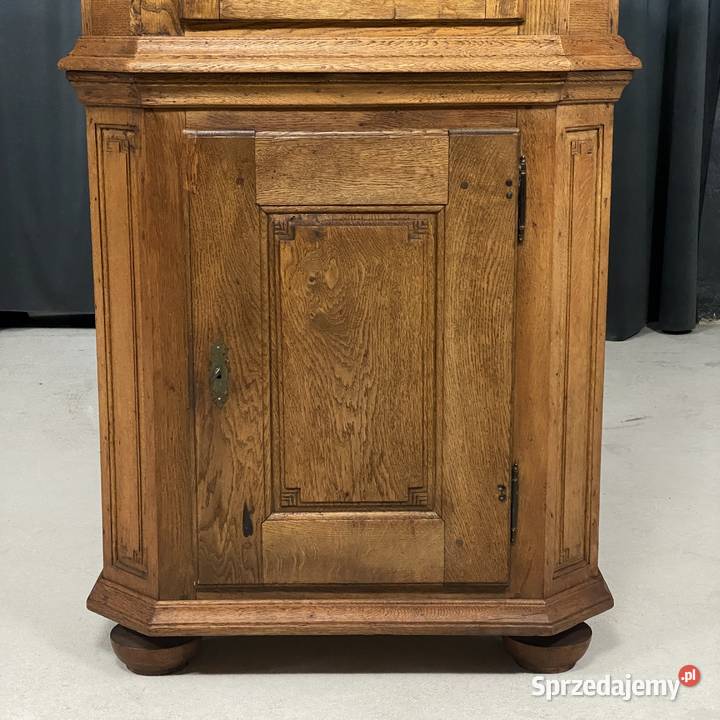 Klasyczna wąska witryna dębowa w rustykalnym Meble