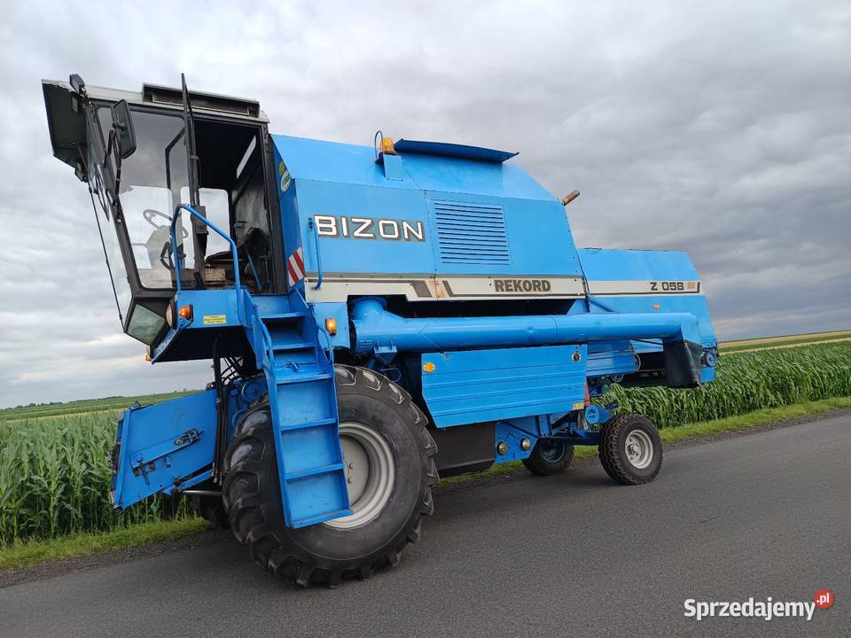 Kombajn zbożowy Bizon Rekord niebieski na dużej