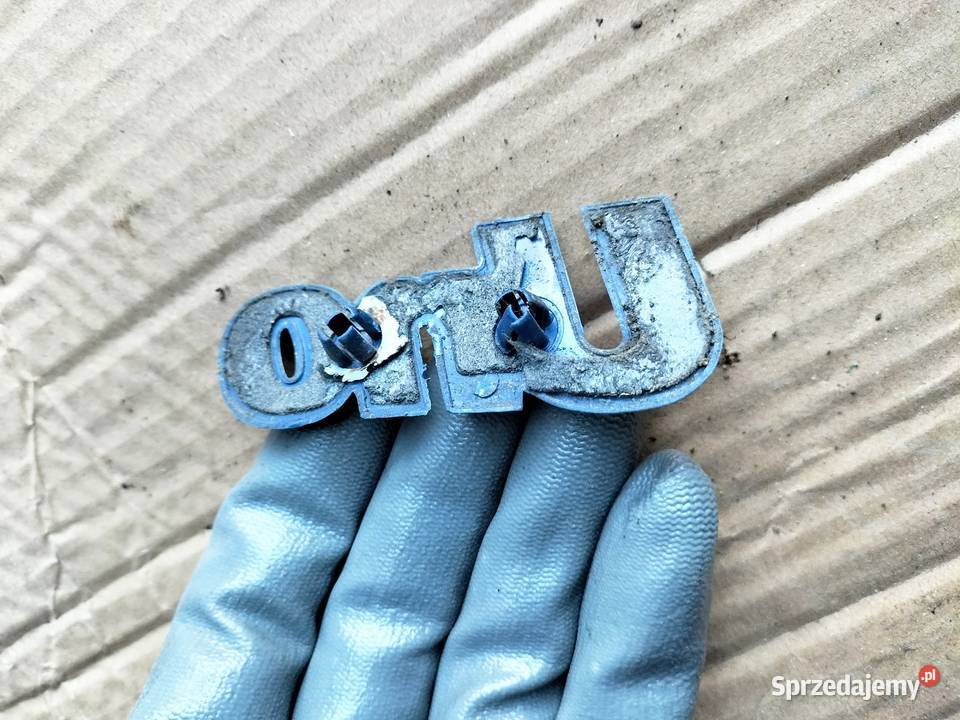 UNO ZNACZEK EMBLEMAT NAPIS