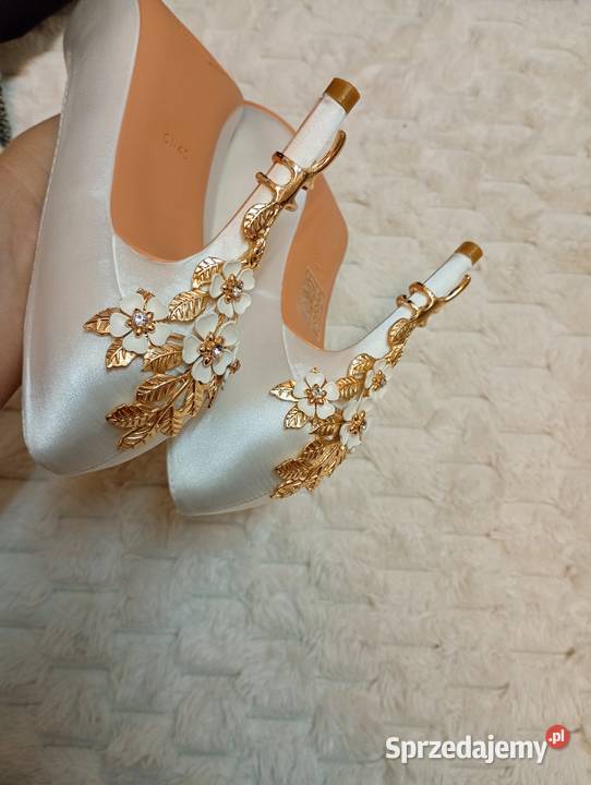 39 Białe bogato zdobione czółenka wieczorowe Czółenka