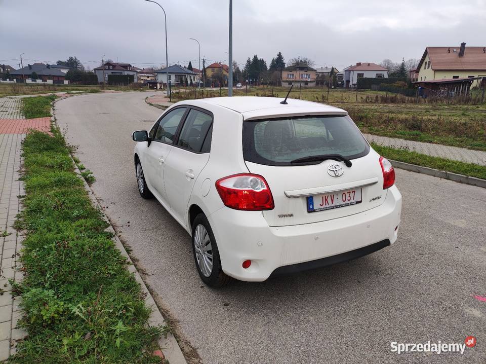 Toyota Auris 16 132 benzyna 2011 benzyna