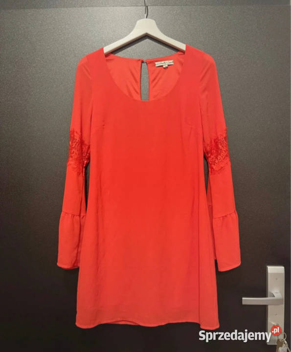 Elegancka różowa sukienka z koronkowymi rękawami łódzkie Łódź