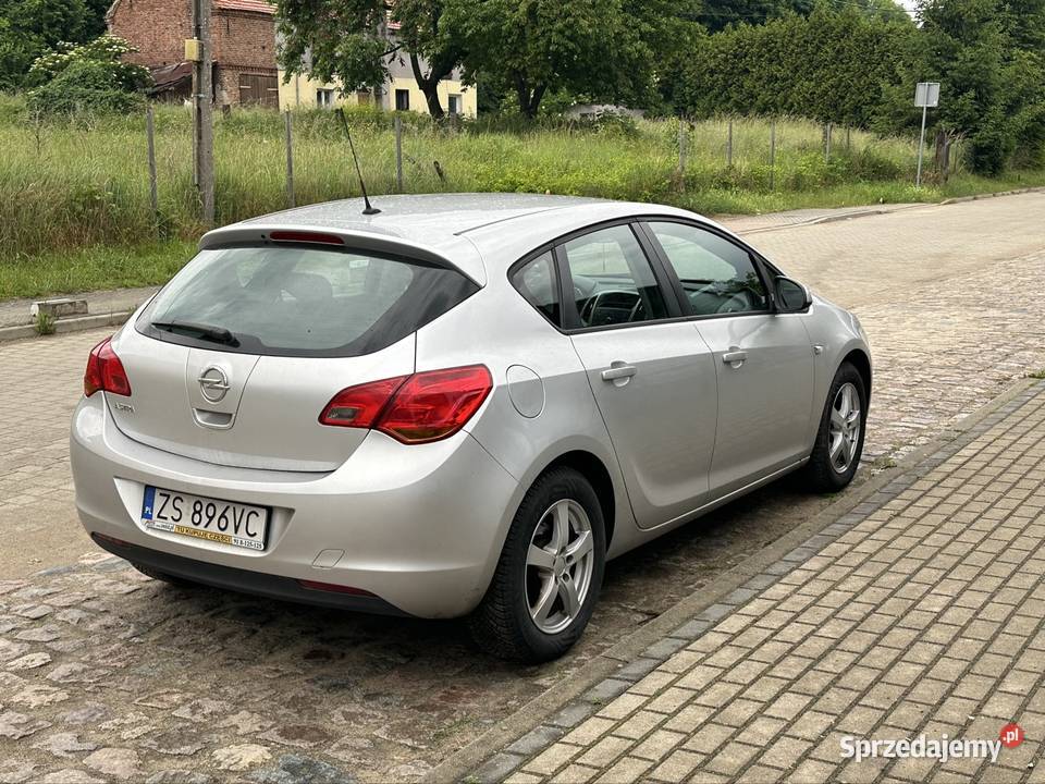 Opel Astra J 16 16v Rok produkcji 2009