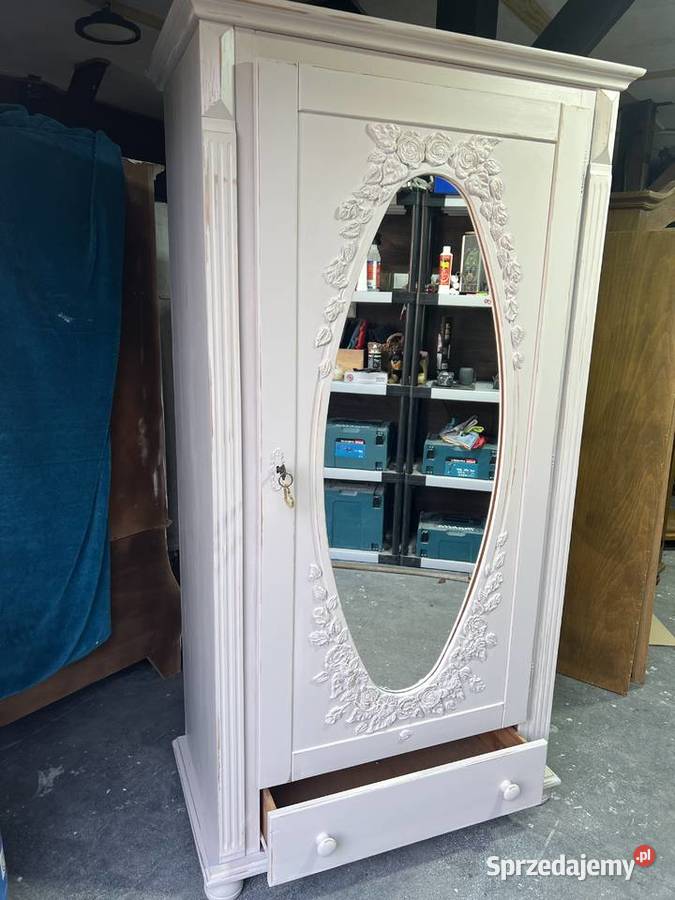 Szafa drewniana z owalnym lustrem