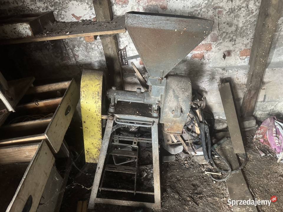 Młynek do mielenia zbóż śrutownik bez silnika nieuszkodzony Zagórze