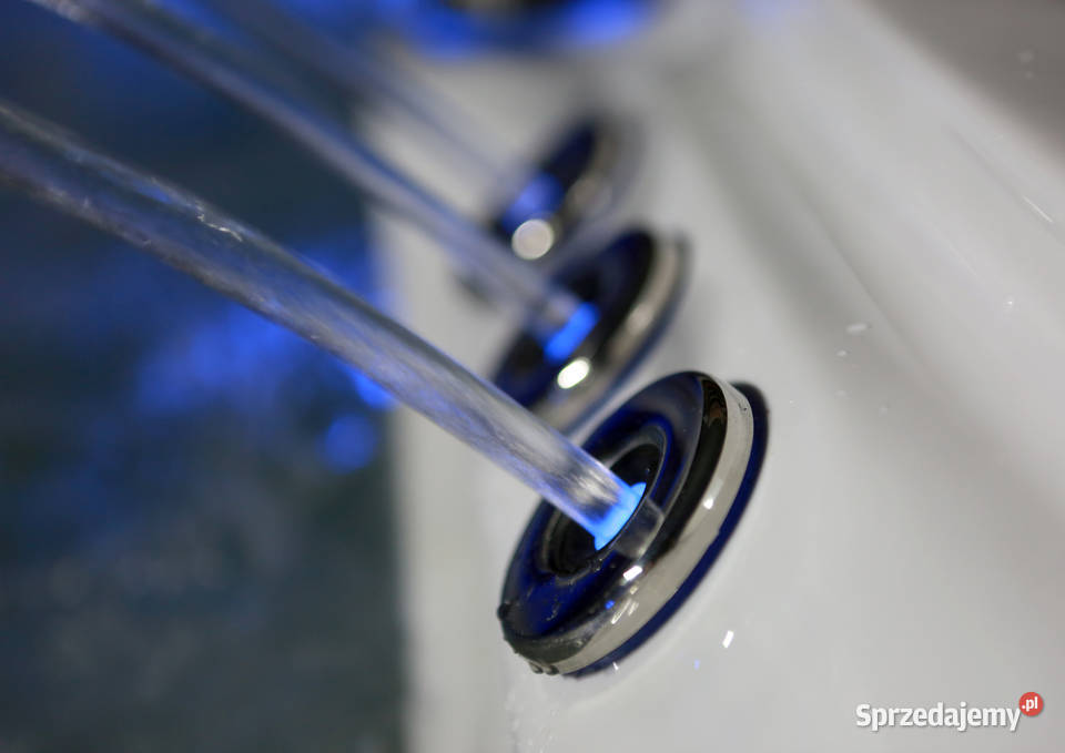 Nowa luksusowa wanna ogrodowa z hydromasażem