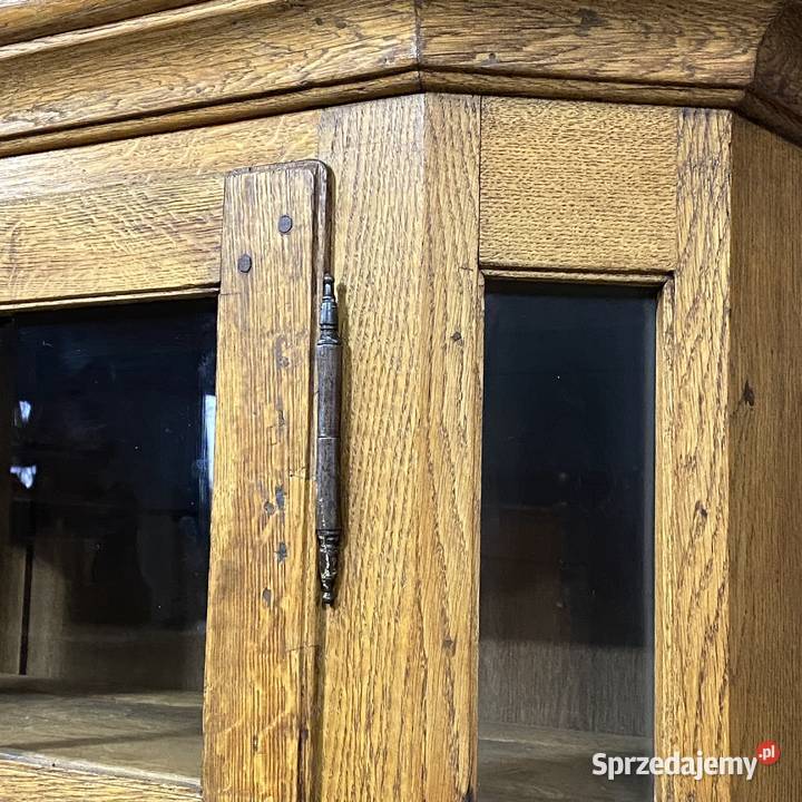 Klasyczna wąska witryna dębowa w rustykalnym