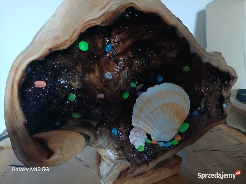 Ozdobna lampa z drewna i muszli unikalna Skawina