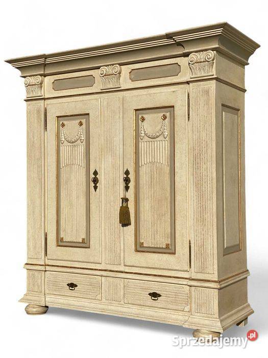 Bogato rzeźbiona szafa dwudrzwiowa w antycznym