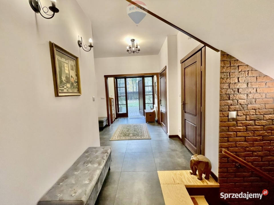 Podmiejska mała willa otoczona sosnami Zalesie Górne