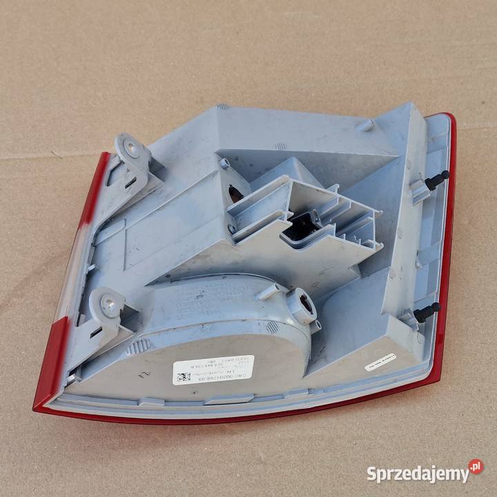 SKODA OCTAVIA III 3 KOMBI LAMPA TYLNA LEWA Bieleń