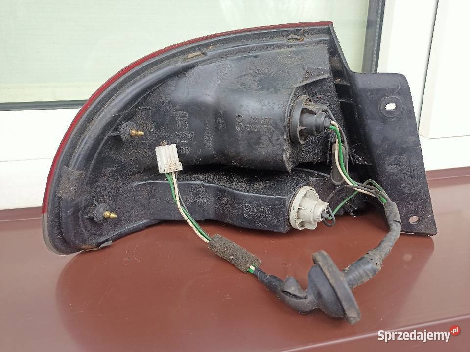 Mazda 626 GE sedan lampa tył tylna prawa narożna osobowe Sieradz