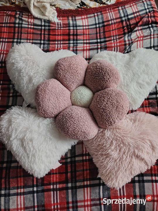 Poduszki włochate serduszka kwiatek Pościel i koce Więcbork