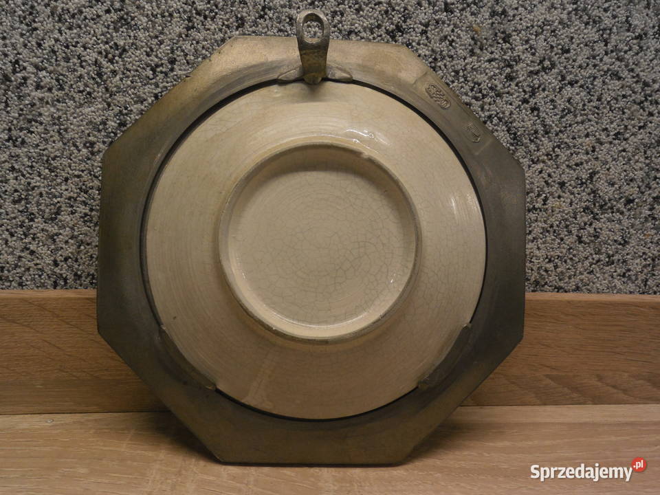 Ceramiczny talerz w oprawie cynowej