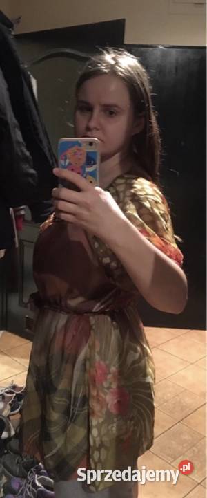 Kolorowa sukienka mgiełka z paskiem i aplikacją