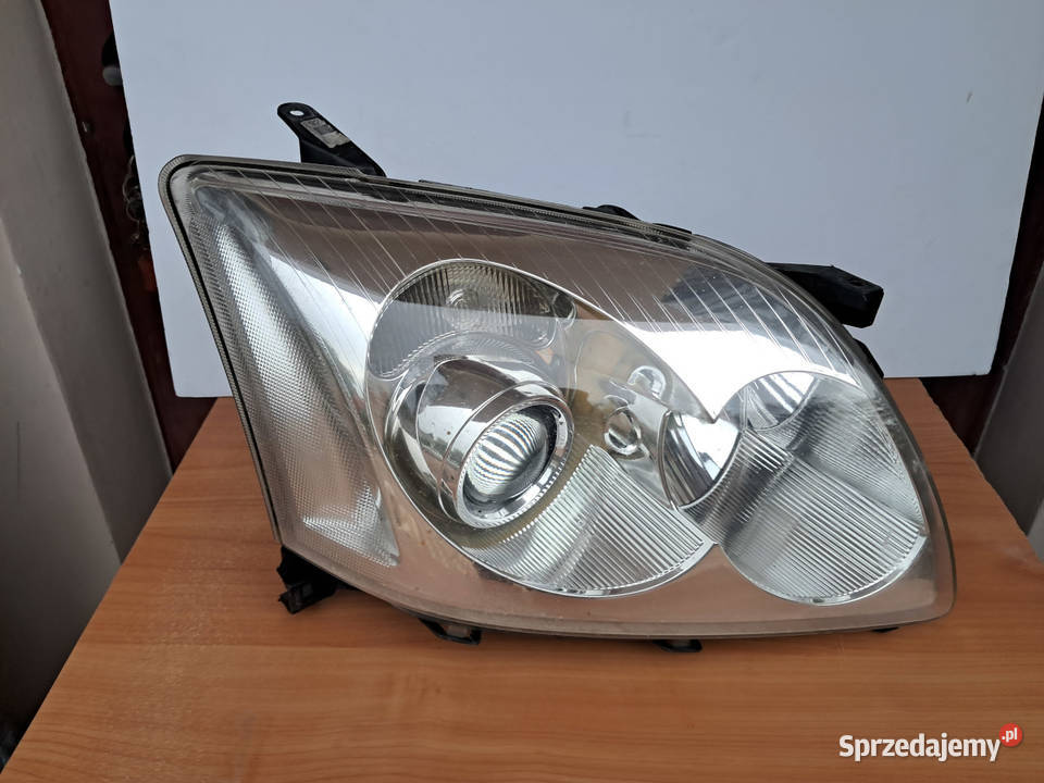 Lampa prawa przód TOYOTA AVENSIS T25 prawe Chełm