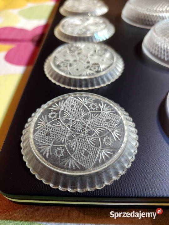 Szklane kryształowe i plastikowe podstawki pod Lublin