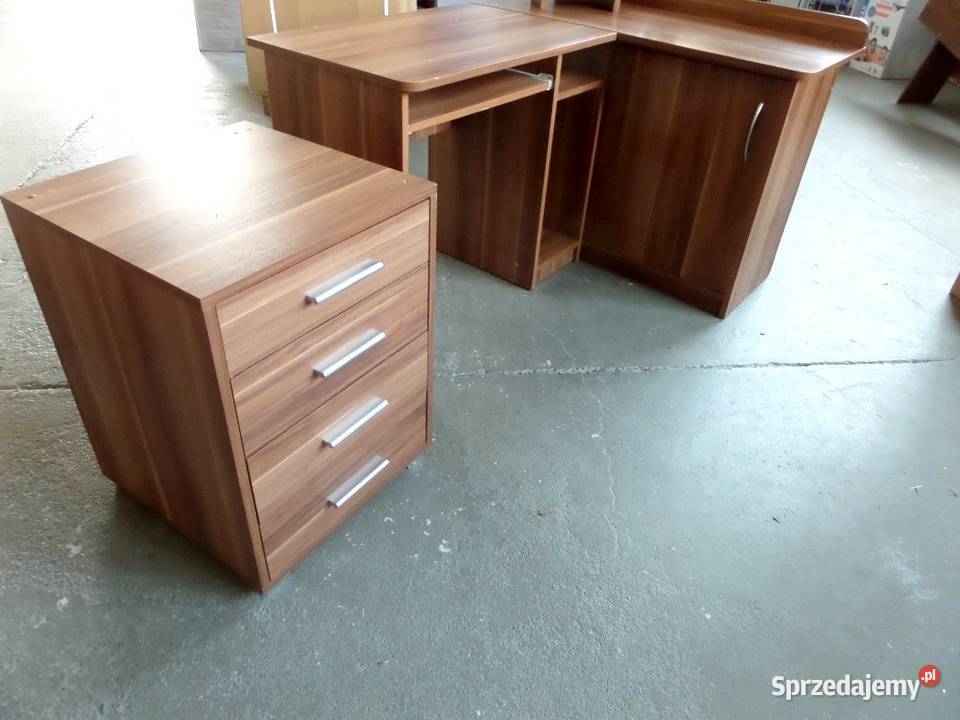 Duże narożne biurko z szafką i komodą.