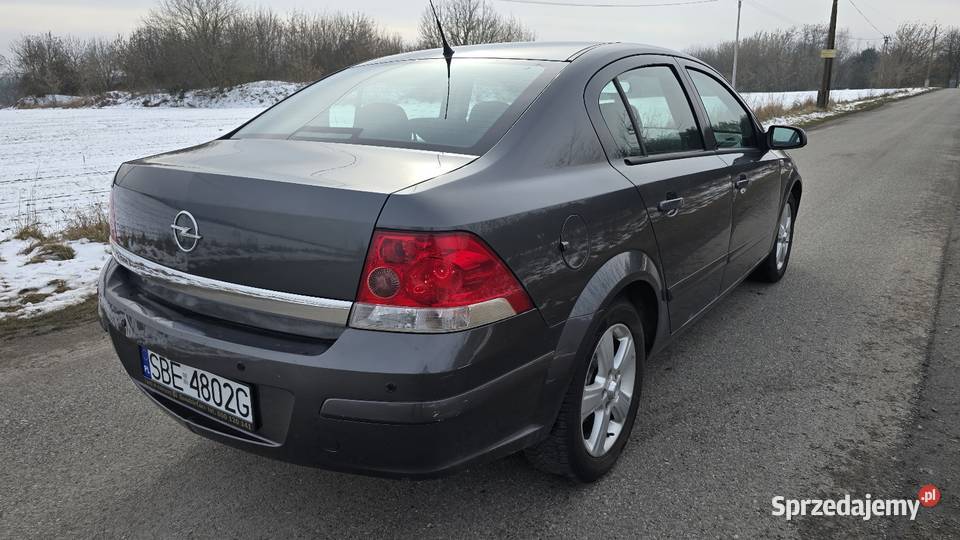 Opel Astra sedan 16 benzyna światła przeciwmgielne Gliwice