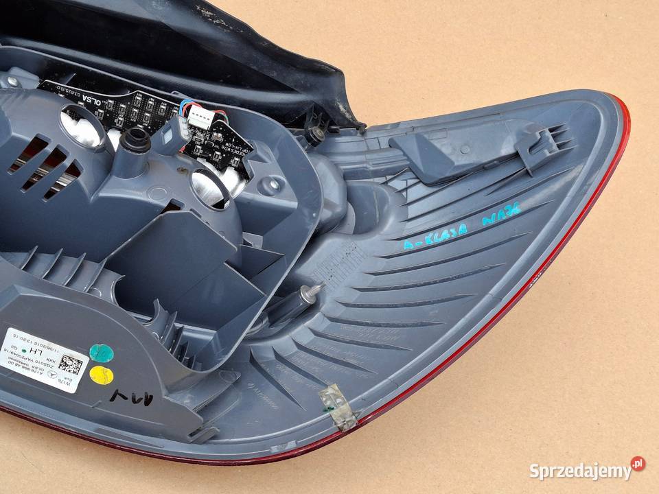 MERCEDES AKLASA W176 LIFT LAMPA LEWY TYŁ LEWA Bieleń