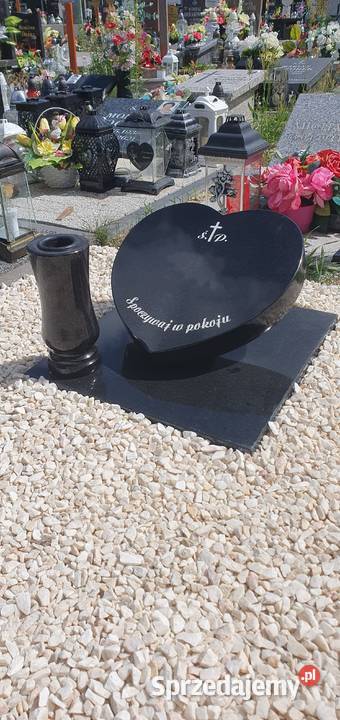 Mały czarny nagrobek z sercem granitowym szwed Świdnica