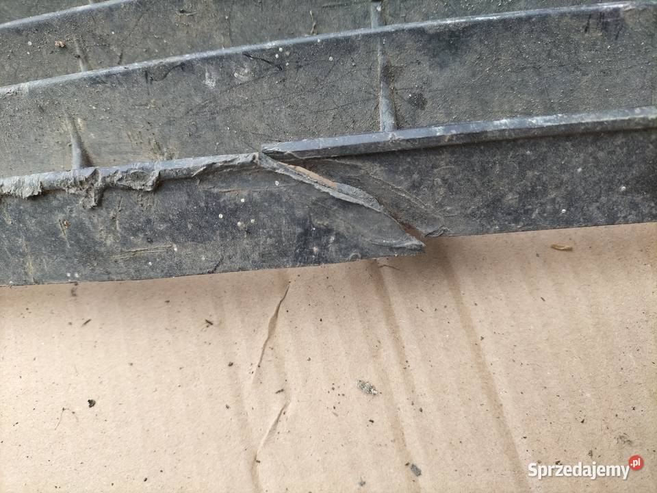 AUDI 80 B4 8A0807683A DOLNA ŚRODKOWA KRATKA Kamień-Kolonia