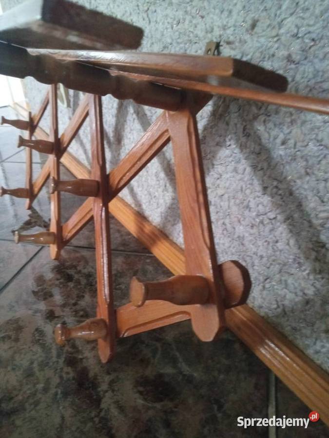 Wieszak drewniany z półką 7 uchwytów