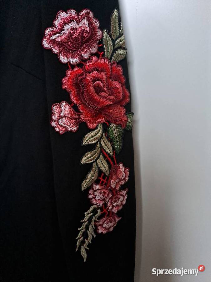 Reserved Sukienka czarna z motywem kwiatów na Reserved Warszawa