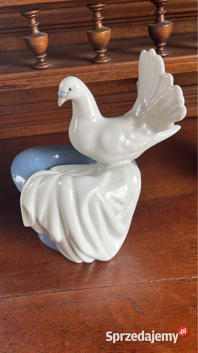 Figurka Gołąb wychodzący z niebieskiego cylindra Porcelana i szkło Gdańsk