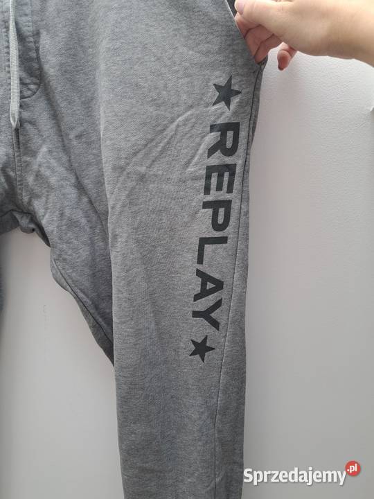 Szare spodnie dresowe Replay logo na nogawce Trąbki Wielkie