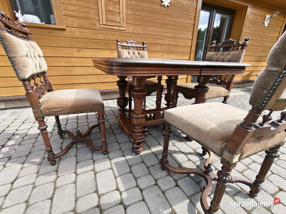 stylowy stary stół z krzesłąmi
